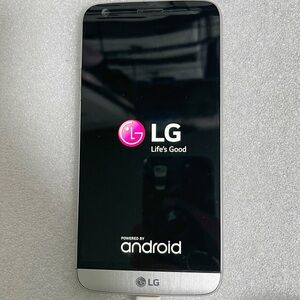 LG G5 smartphone, silver/gray metal finish, modular design, 5.3-inch Quad HD